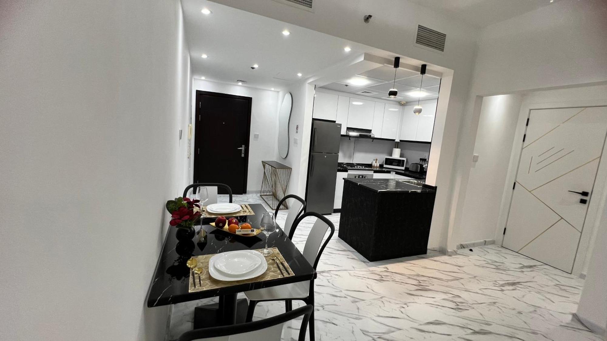 In Heart Of Marina, Walk To Jbr! #3 Apartment *